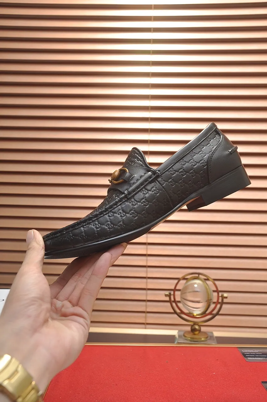 Men's shoes💰500💶Italy's top luxury men's shoe giant (GUCCI) (Gucci) (full cowhide lining) new arrival🍃Original European style🔰 Pleasant to the eye😍In order to make the shoes more durable and non-deformable🌀The production continues to follow traditional methods but there is still no lack of innovation💪Choose original sheepskin for the leather♻️ Smooth and natural And extra bright ⭐Made of imported cowhide, the first choice of rich people 38-45 (45 customized)